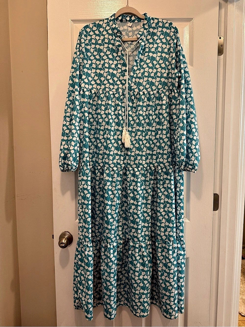 Floral Maxi Dress in Blue & White Size Large Like New